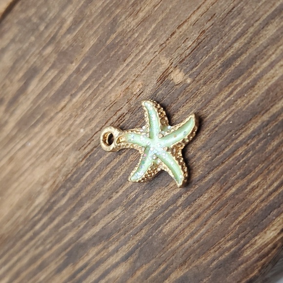 Nautical green enameled starfish‎ charm - Picture 1 of 2